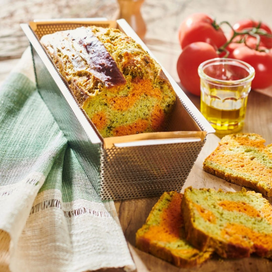 Perforated stainless steel cake mould 26x10,3cm + 2 non-stick baking sheets