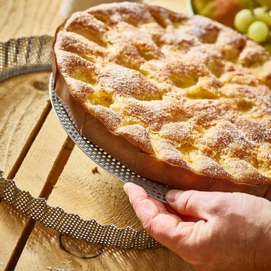 Perforated stainless steel round fluted tart mould Ø28cm + 2 non-stick baking sheets